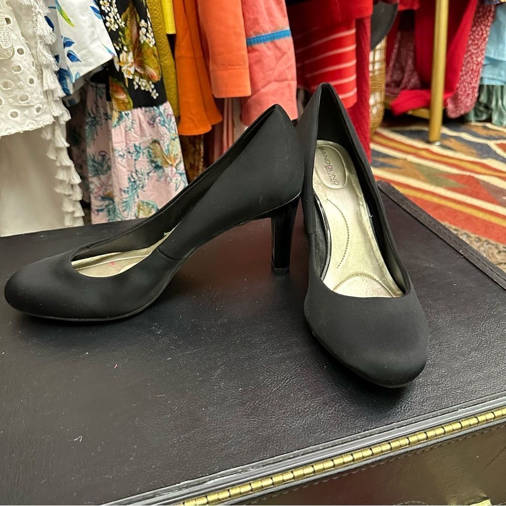 Bandolino B Flexible super comfortable simple black heels